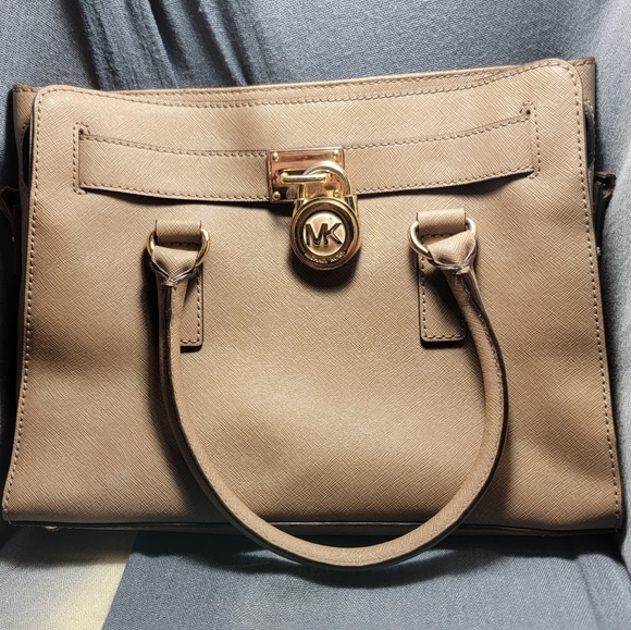 ♡AUTHENTIC ♡MICHAEL Kors Hamilton ♡Khaki ♡Saffiano Leather ♡Gold-Tone Lock Charm - Picture 4 of 11